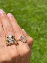 Load image into Gallery viewer, Heart Silhouette and Pavé Diamond Cigar Band