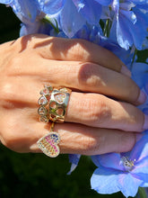 Load image into Gallery viewer, Heart Silhouette and Pavé Diamond Cigar Band