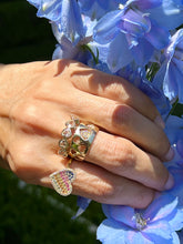 Load image into Gallery viewer, Heart Silhouette and Pavé Diamond Cigar Band